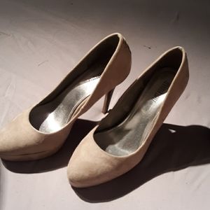 Light grey pumps